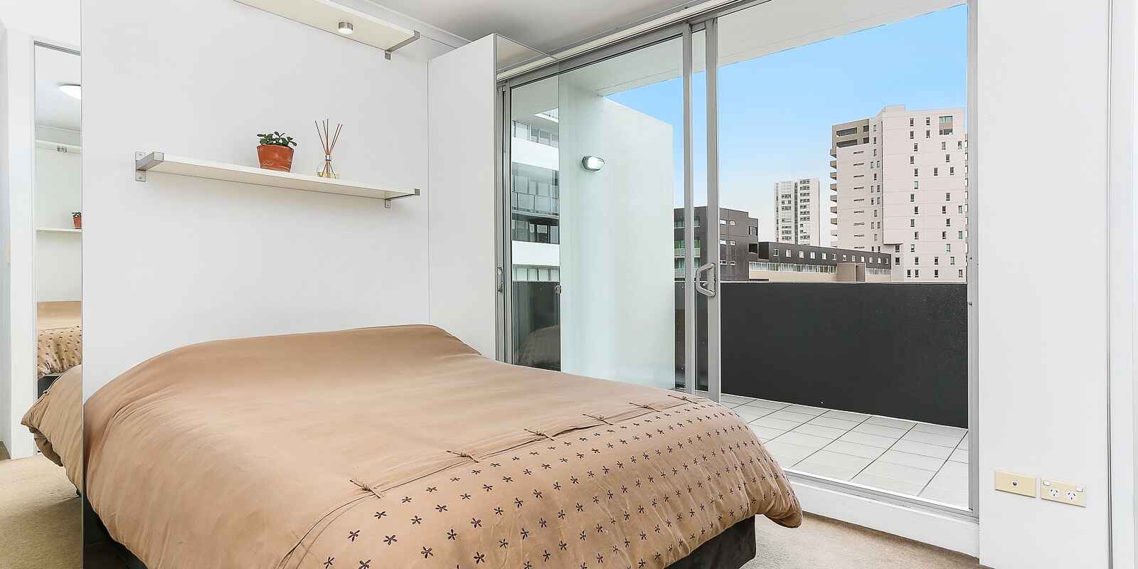 27/4 Hutchinson Walk Zetland