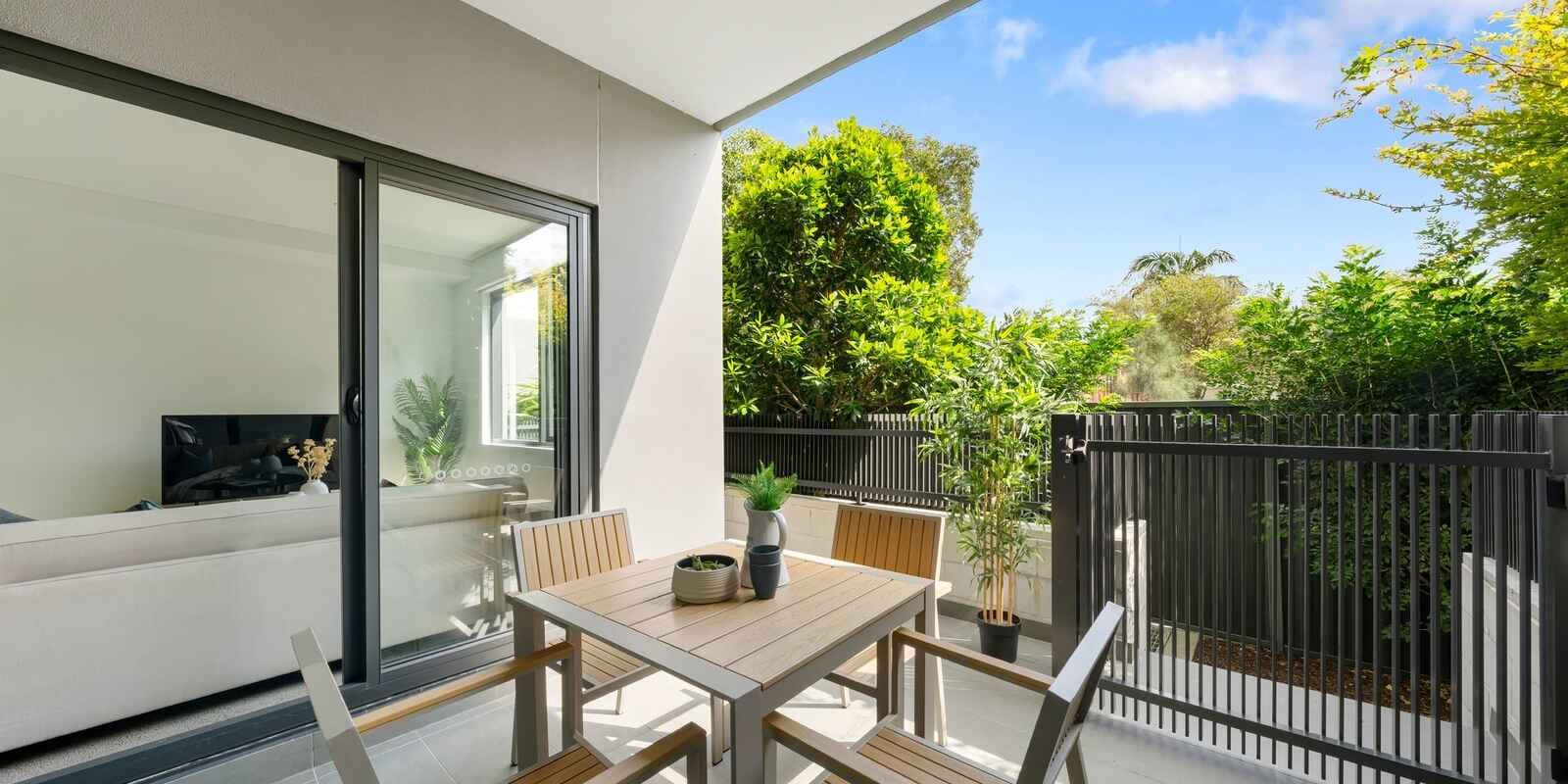 G07/19-25 Robey Street Mascot