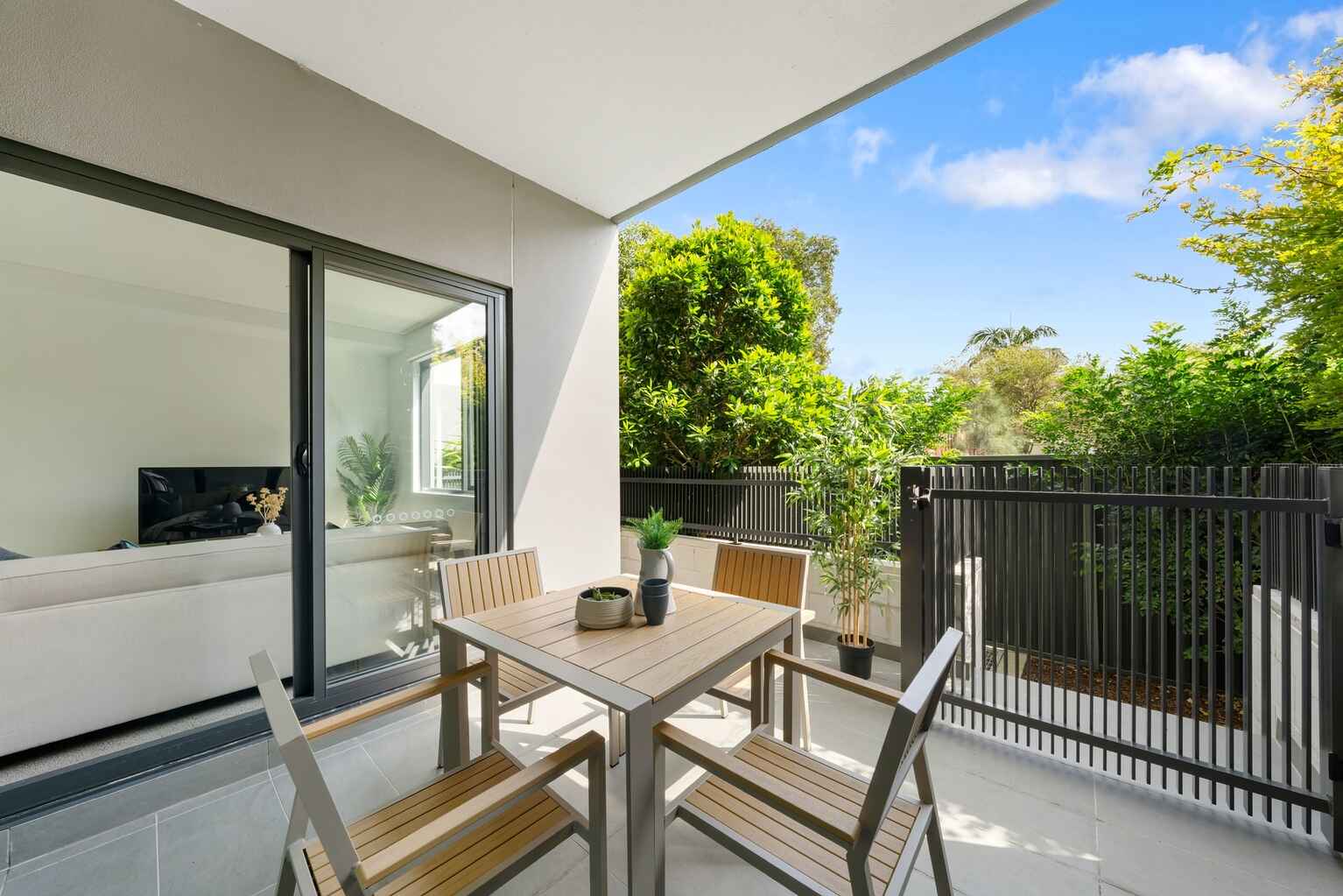 G07/19-25 Robey Street Mascot