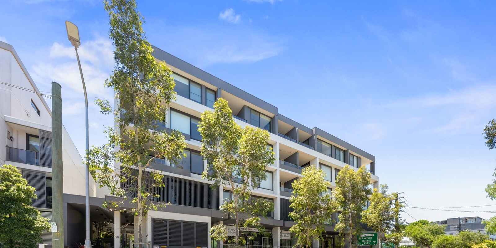 G07/19-25 Robey Street Mascot